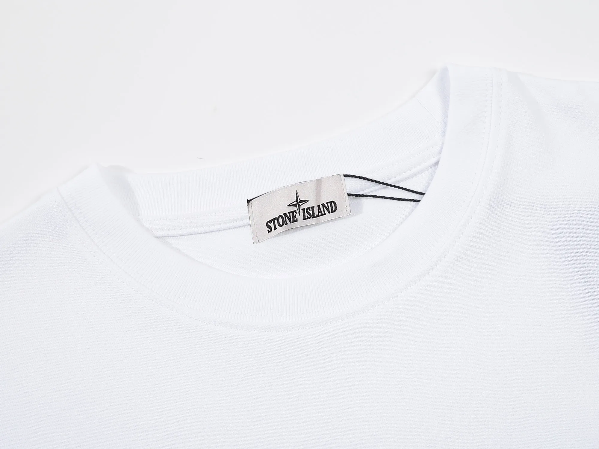 🅿️160 Stone Island Short Sleeve - Made of 280g double yarn pure cotton, the fabric color is custom-dyed and will not shrink or fade. Comfortable to the touch and super texture❤️Full set of accessories. A must-have for trendy men and trendy women, the classic off-shoulder slightly wide version is available exclusively from stock!           ⚠ Top version official website quality ❕ Color: White Black Size: S M L XL Crowd: Same style for men and women